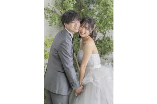 木漏れ日の中で手を繋ぎ、お互いのお顔をくっつけて