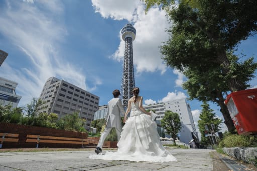 青空へそびえるマリンタワーとともに