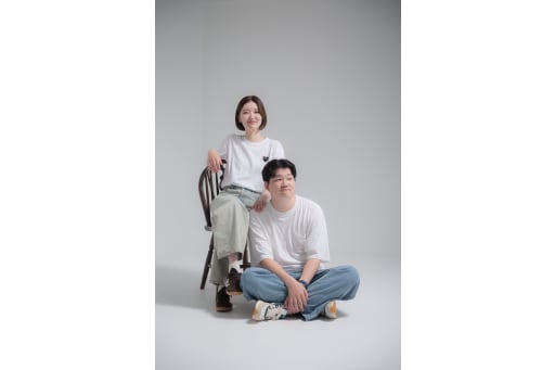 椅子に座ってくつろぎながらの１枚。。