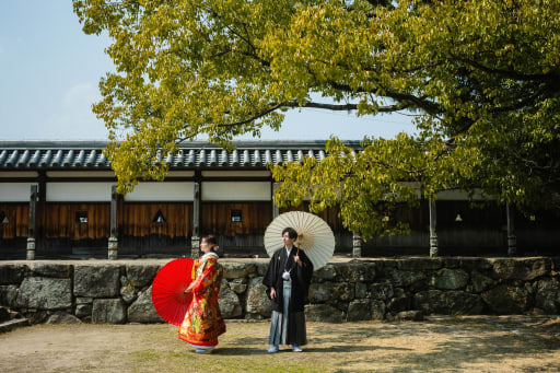 二人で傘を持って