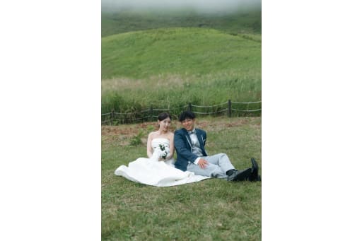 座るポーズは力が抜け、ふたりの雰囲気がより穏やかに見える一枚です。