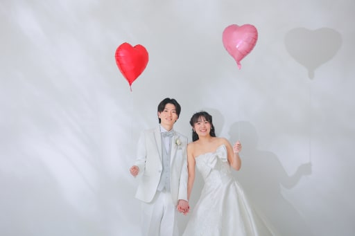 大人可愛いを演出。ハートのバルーンと繋いだ手