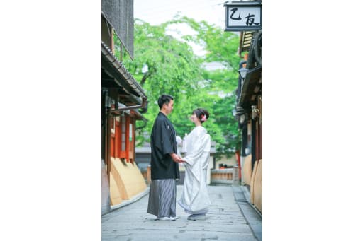 京都の町並みと眩しい新緑のなかで。