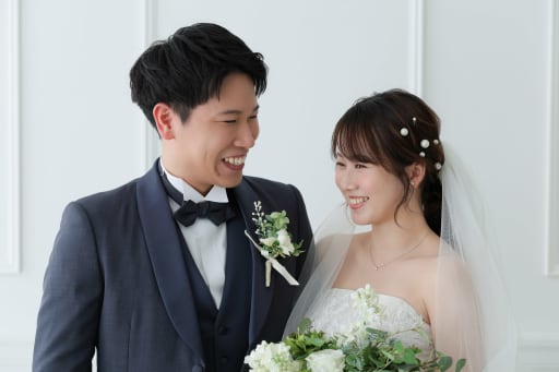 お二人の笑顔を引き立てる