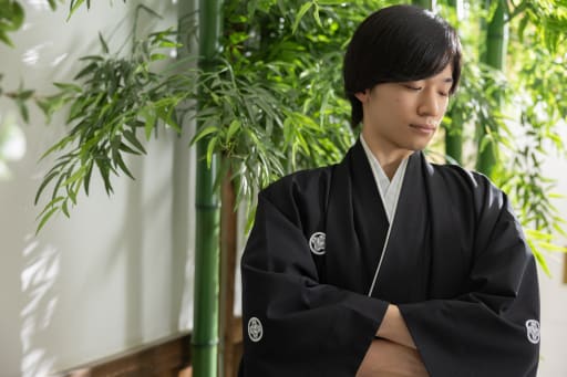 ご新郎様のソロカット。屋内庭園では天気に関わらず緑の中での撮影が可能です◎