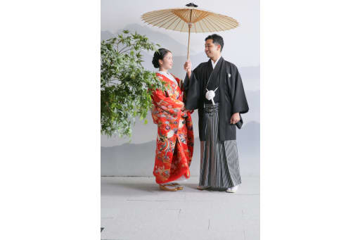 山壁をバックに
