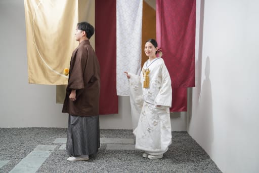 いたずらっぽく。