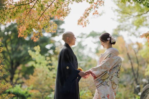 手を取り合って