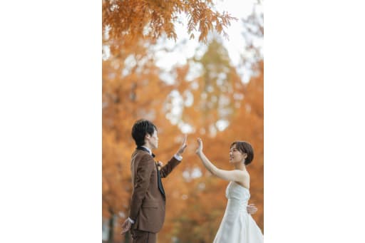 オレンジの紅葉をバックに