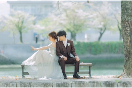 ベンチに座って