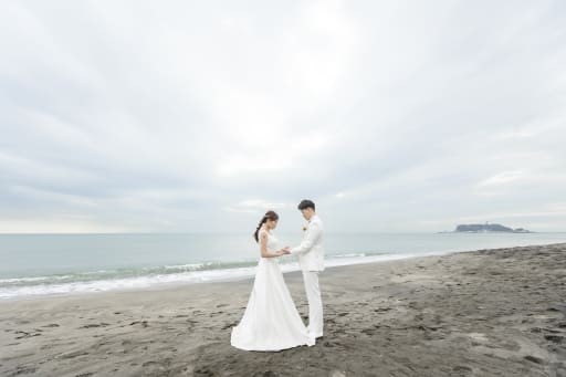 静かな海辺で、向き合うふたり