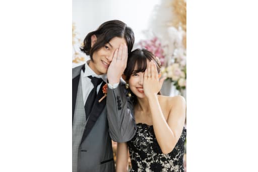 指輪をはめて、ポーズ!!