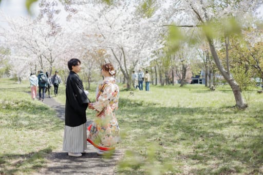 奥に桜並木を見ながら