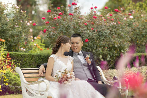 ベンチでお話している姿も