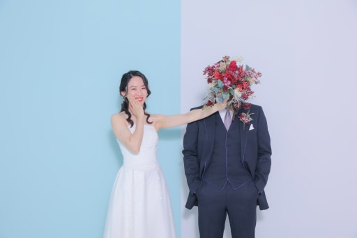 花束を片手に