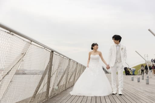 開放感あふれるウッドデッキでのプロムナード