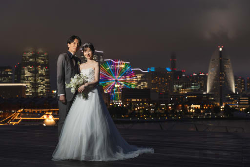 みなとみらいの夜景をバックに