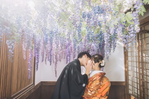 藤の花の下で