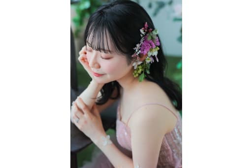 ほんのりと色づく薄紅色のまぶた。