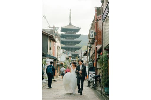 八坂の塔を背景に八坂散策