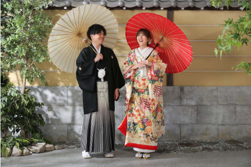 紅白の和傘が屋内庭園スタジオにピッタリ！