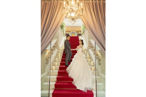 鮮やかなレッドカーペットに導かれて