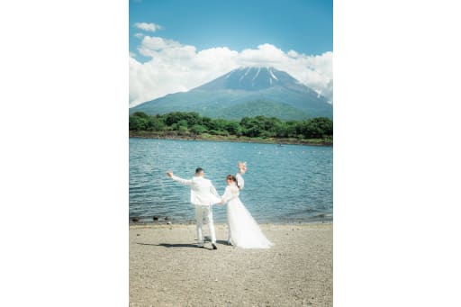 富士山をバックに