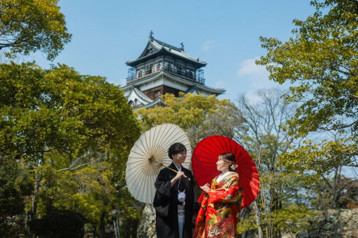 広島城を背景に