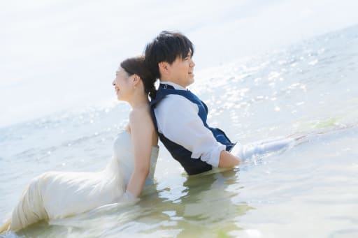 背中を合わせて