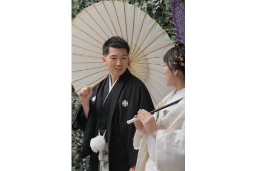 少し寄って新郎様にスポットを…！白の番傘がお似合いですね。