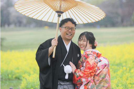 一面に広がる菜の花の中でぎゅっと寄り添って可愛い笑顔！！