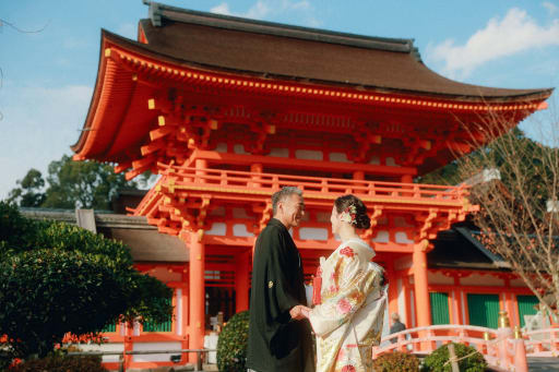 撮影の舞台は、京都の名所である上賀茂神社です。