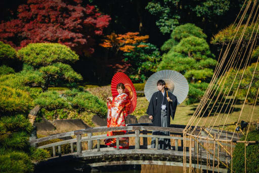 キリッとしたかっこいいカットも。見浜園での撮影は、和装に本当にピッタリで美しいです。