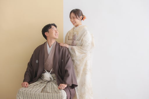 彼の肩に手を添えて