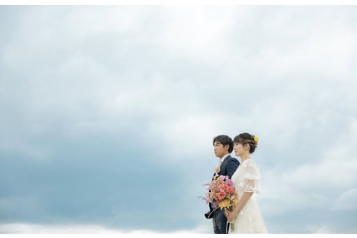 空をバックに