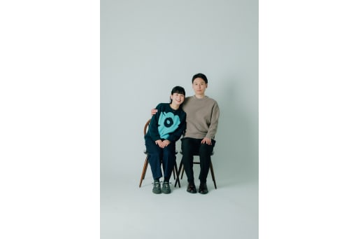 お次はお椅子を使った撮影で、新郎様が新婦様の肩に手を添えるシーン。