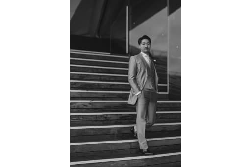 同じく新郎様も階段でソロショット！ 階段を降りているかっこいい姿で♪