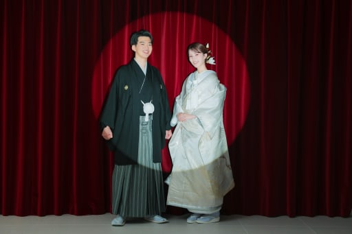 モダン赤カーテンで