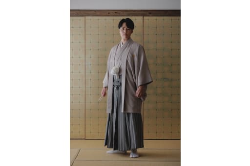扇子を手にした新郎の凛としたソロショット