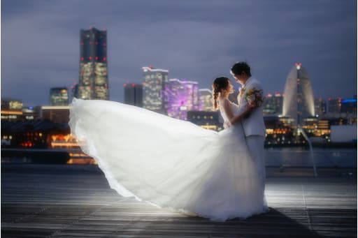 ドレスを靡かせてドラマチックに撮影♪ シルエットにすることドレスの柄が綺麗に写ります＾＾