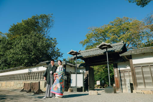 門前での撮影では、新婦様の幸せそうな笑顔が一層引き立ちました。