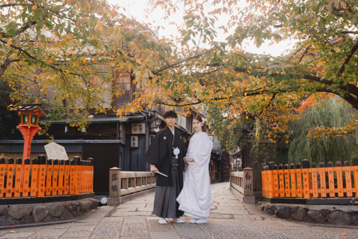 まず祇園といえばここ！という巽橋前での撮影