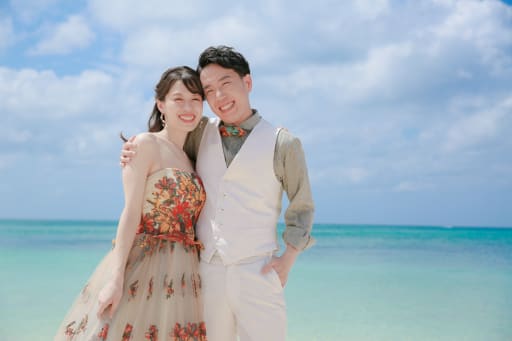 海をバックに
