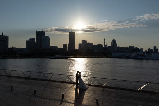 太陽の光がスポットライトのように水面から続いてお二人の事も照らしてくれています！