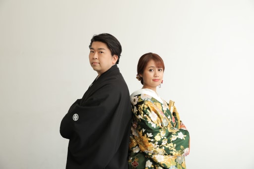 背中合わせで