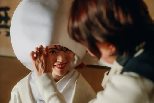 新婦様のご家族様のお手伝いで綿帽子を整えていただきました。
