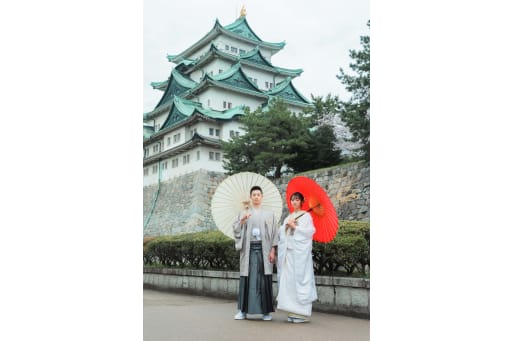 名古屋城を背に