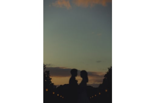 夕暮れの空に浮かぶシルエット
