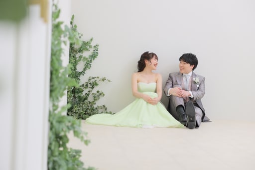 座って