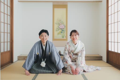 掛け軸の前で正座のご挨拶